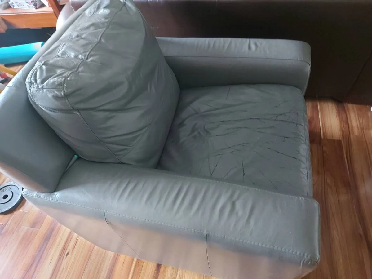 Single Armchair - FREE - Image 2