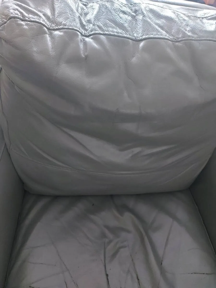 Single Armchair - FREE - Image 3