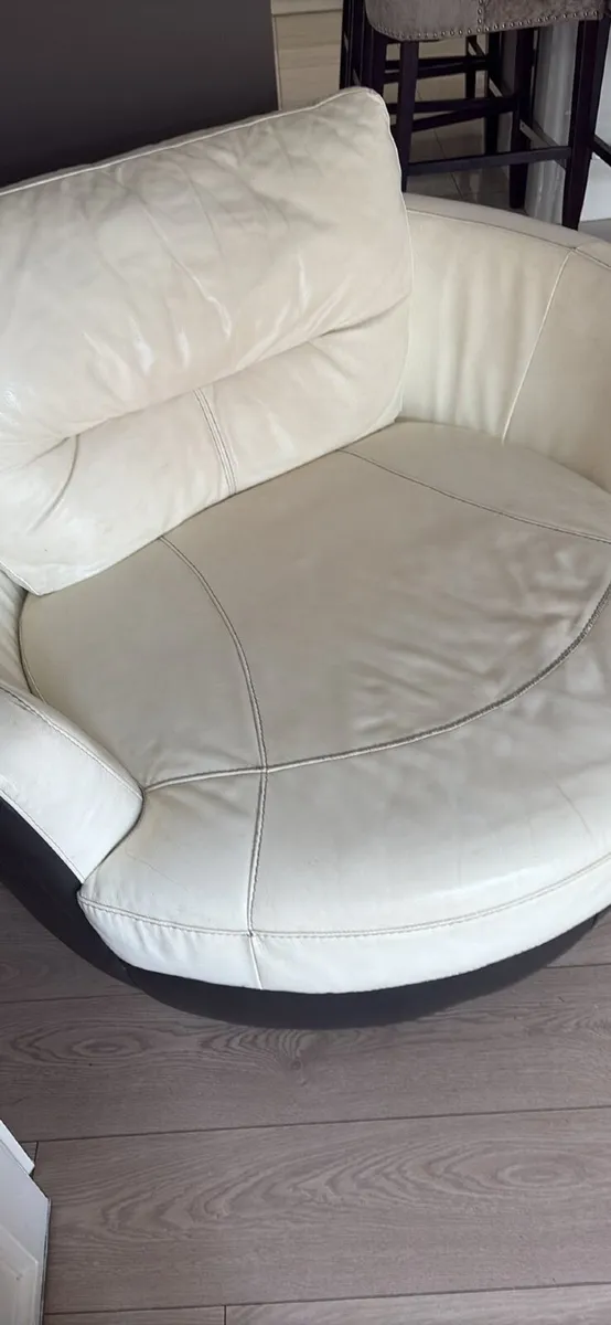 Swivel leather chair - Image 1