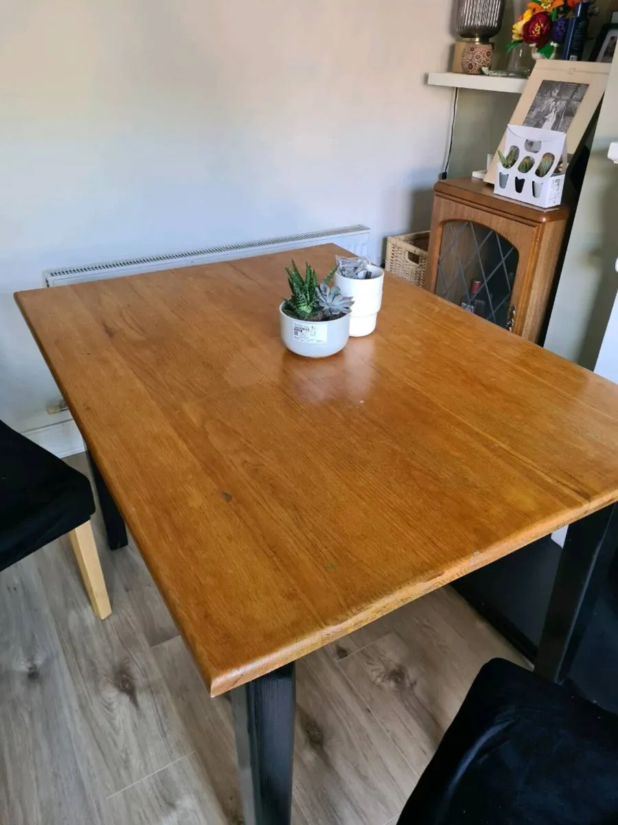 Table and 4 chairs with covers - Image 3