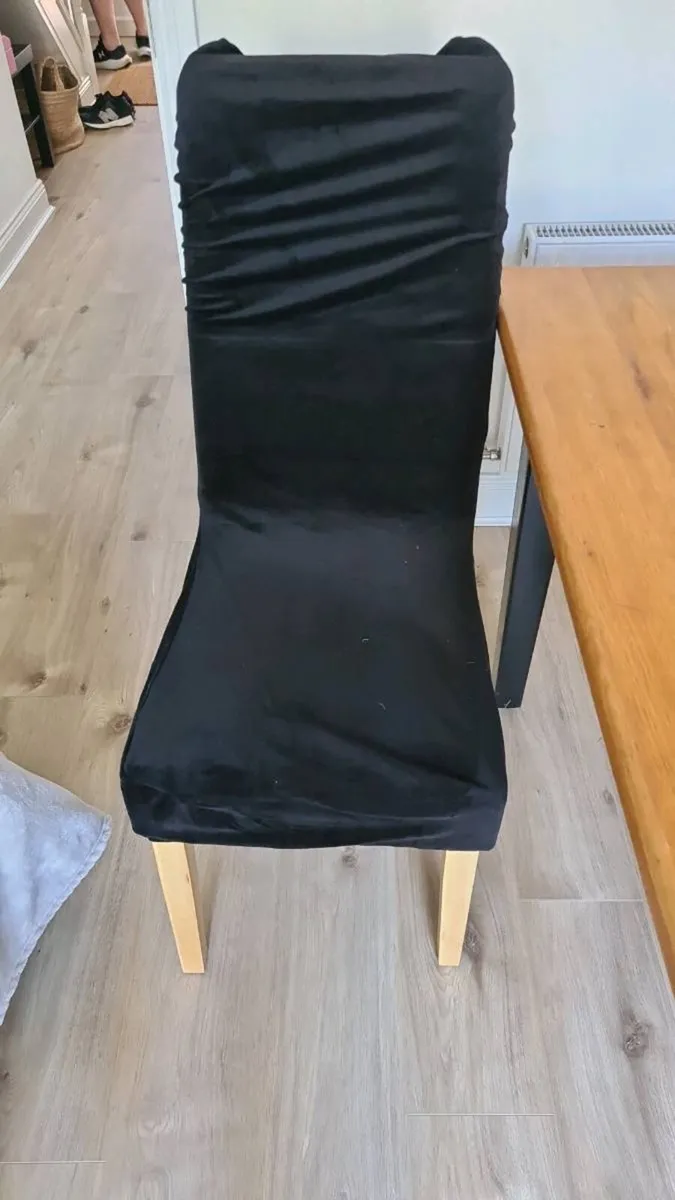 Table and 4 chairs with covers - Image 4