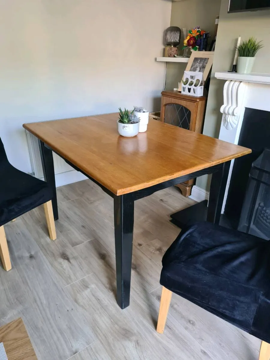 Table and 4 chairs with covers - Image 1