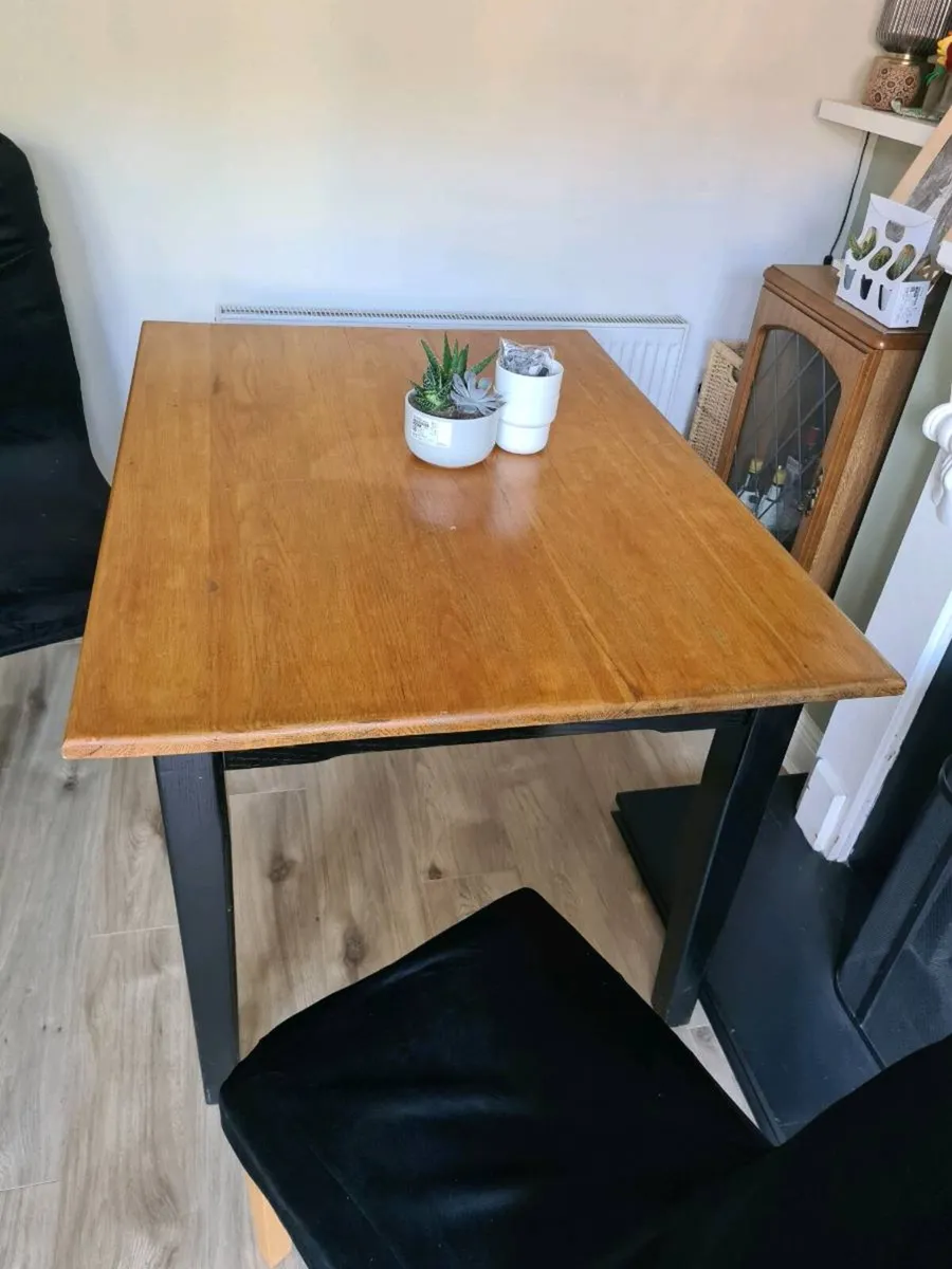 Table and 4 chairs with covers - Image 2