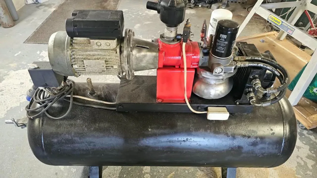 Compressor rotary Screw 3 K/W  220 volt single ph - Image 3