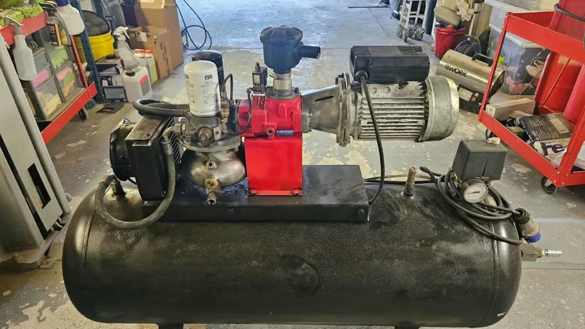 Compressor rotary Screw 3 K/W  220 volt single ph - Image 1