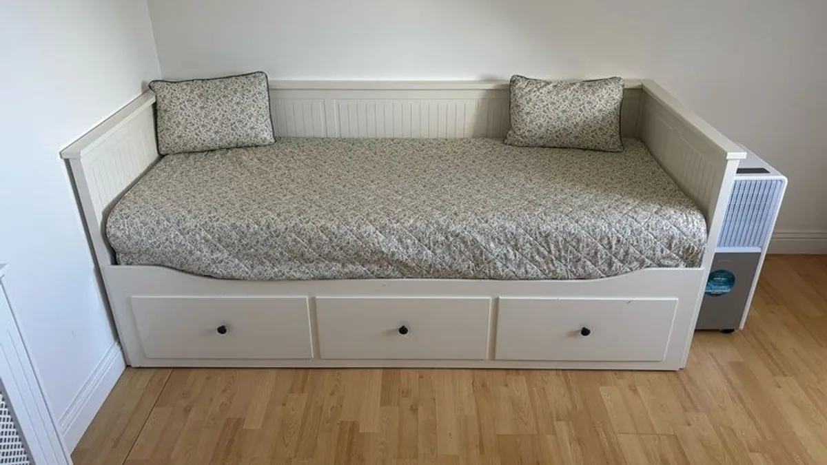 HEMNES Day-bed w 3 drawers/2 mattresses - Image 1