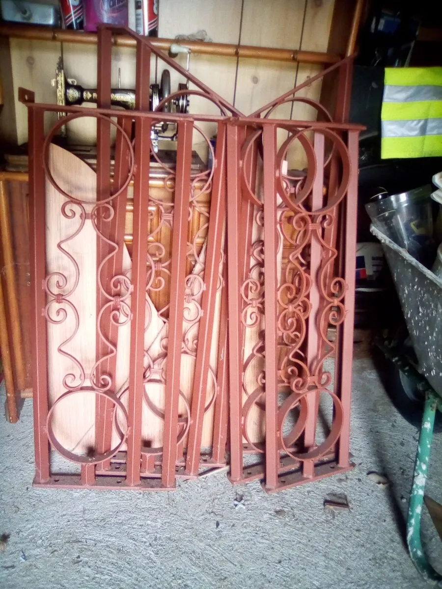 Old original wrought iron stair hand railings - Image 3