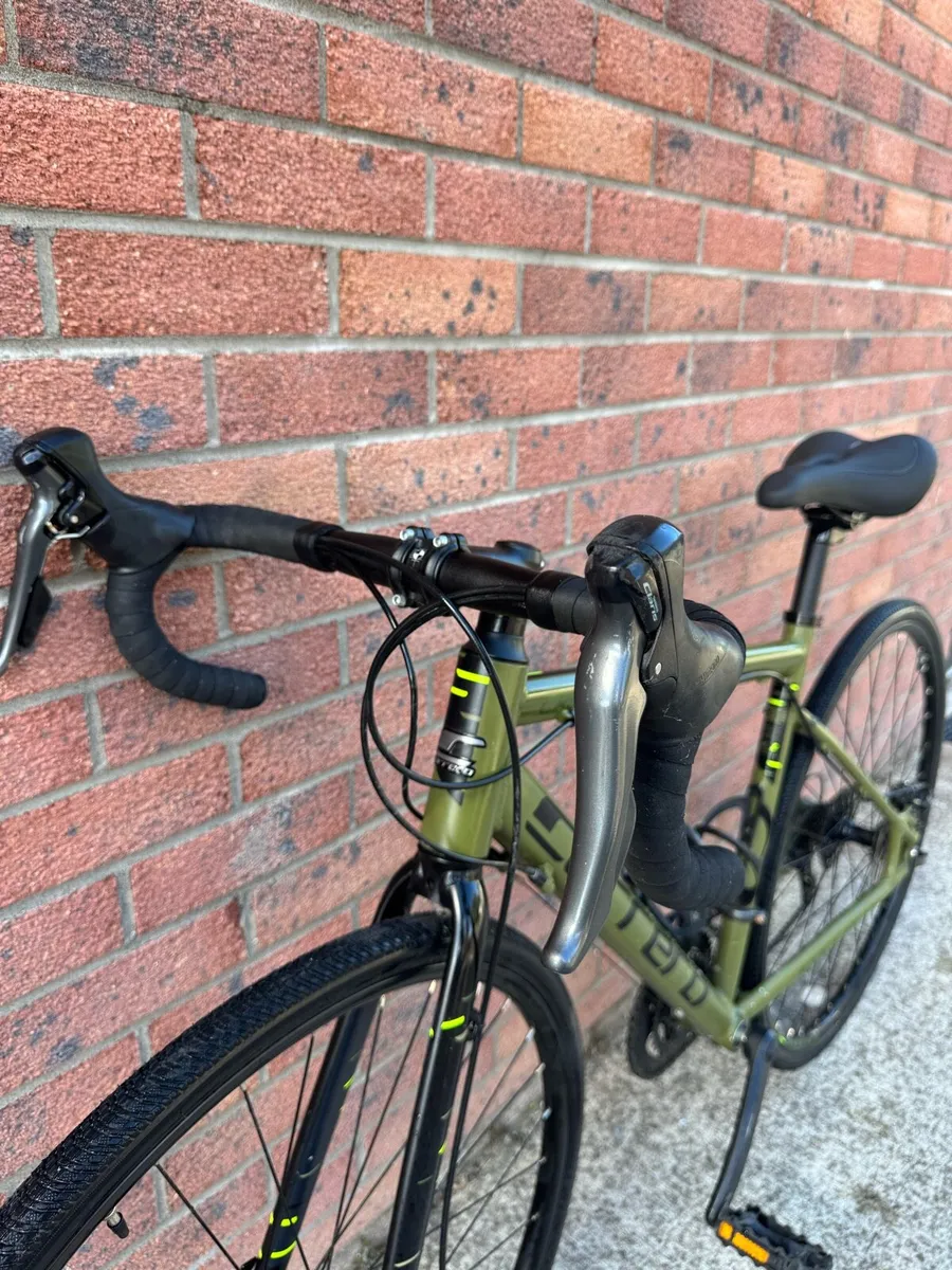 Carrera Crixus Road Bike - Image 4