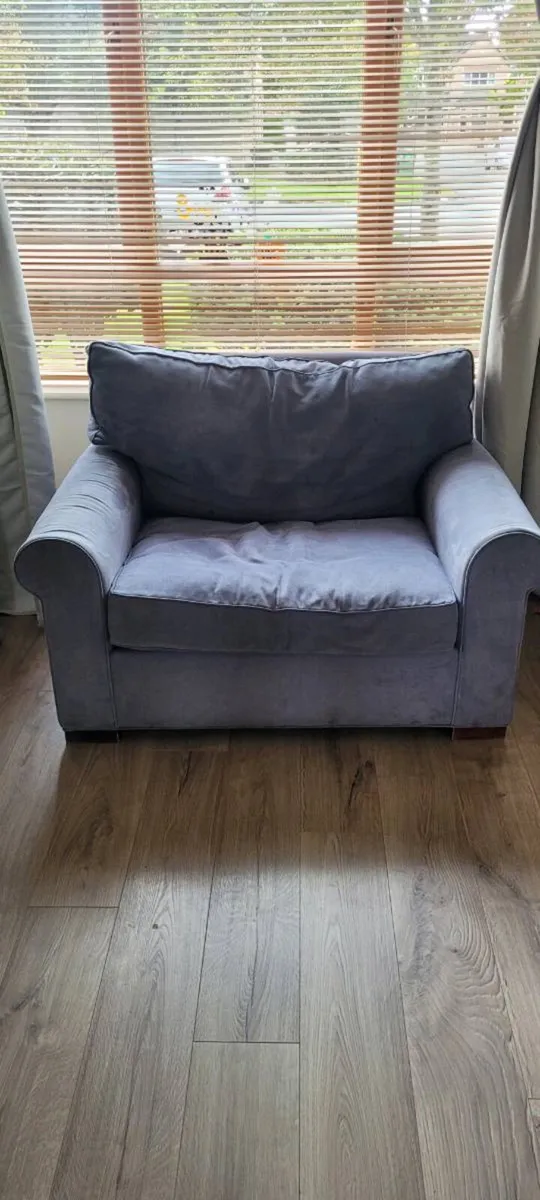 Love seat - Image 1