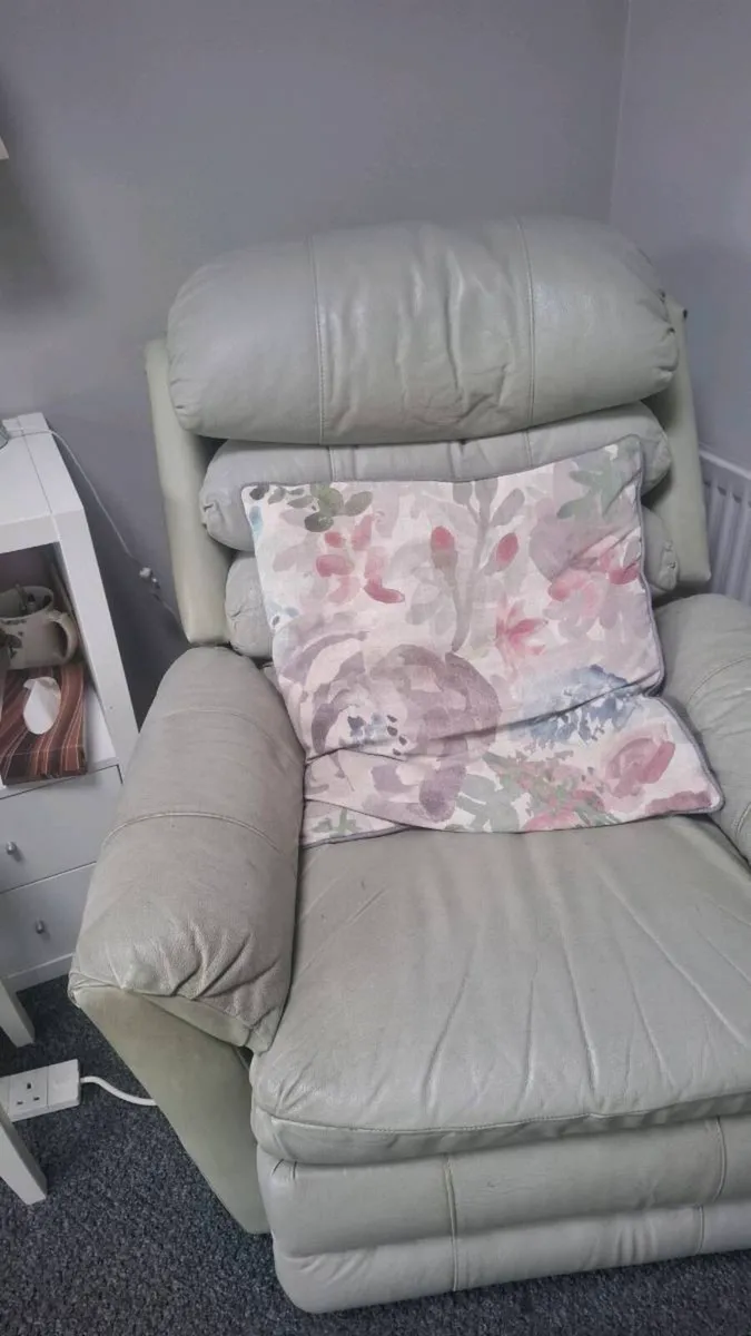 Recliner arm chairs - Image 1