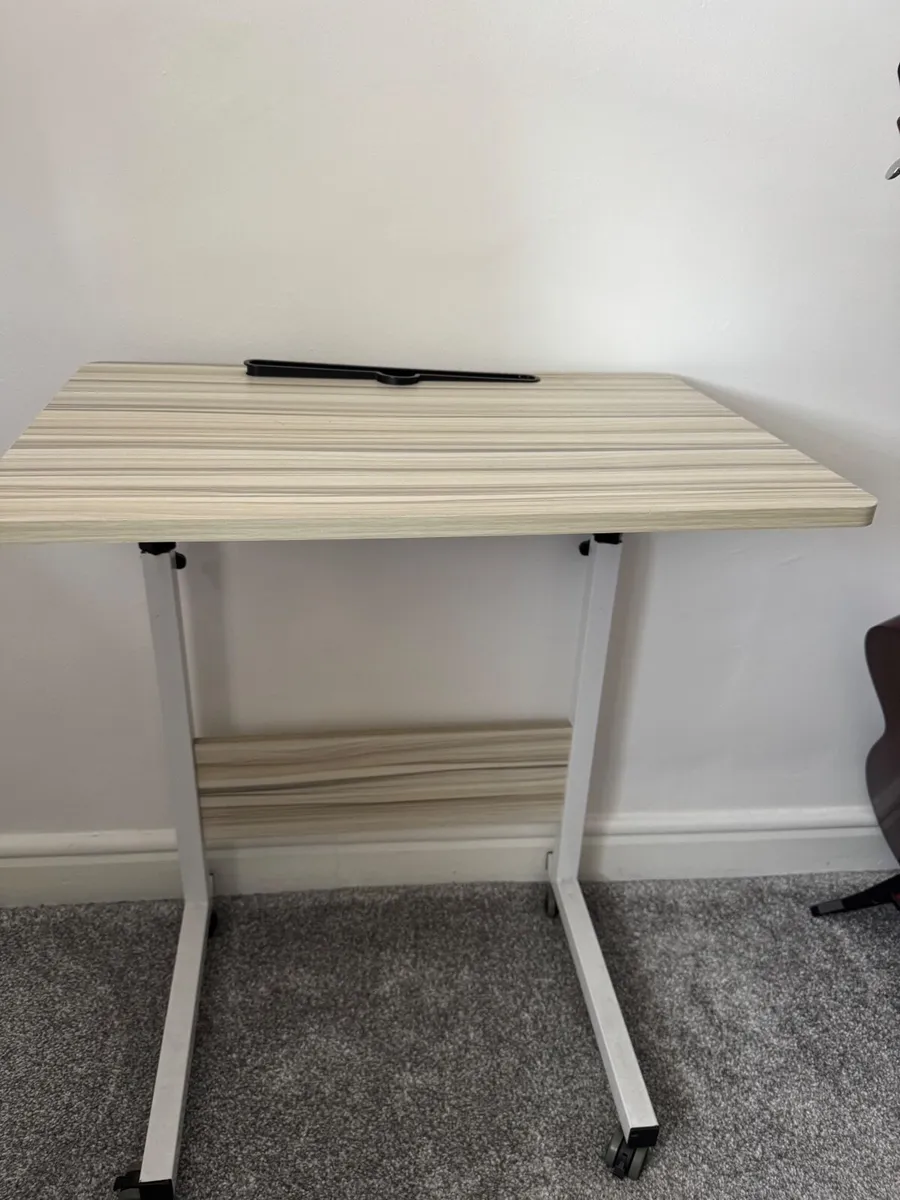 Table with wheels - Image 1