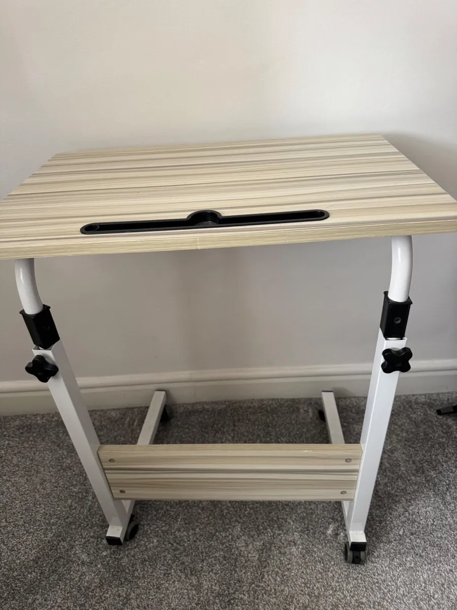Table with wheels - Image 2