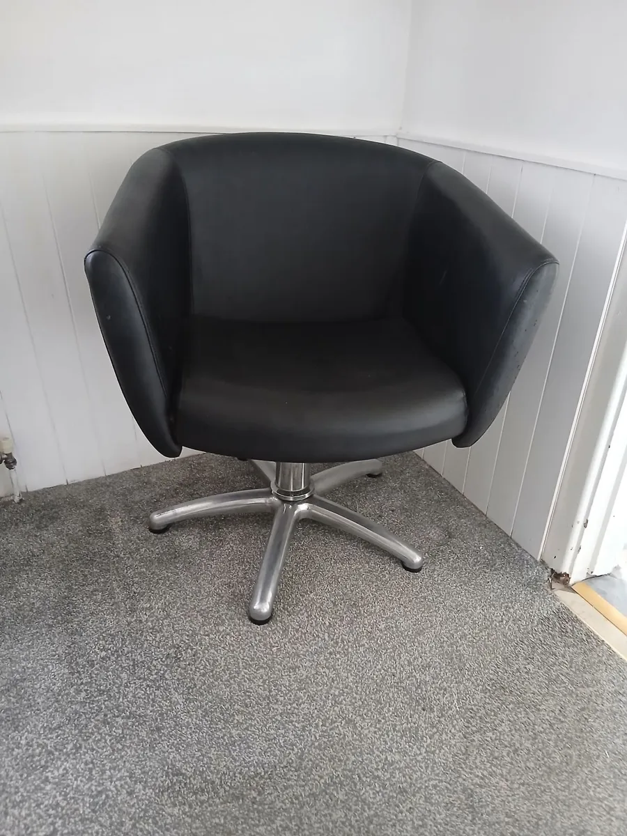 Hydraulic hairdressing chair