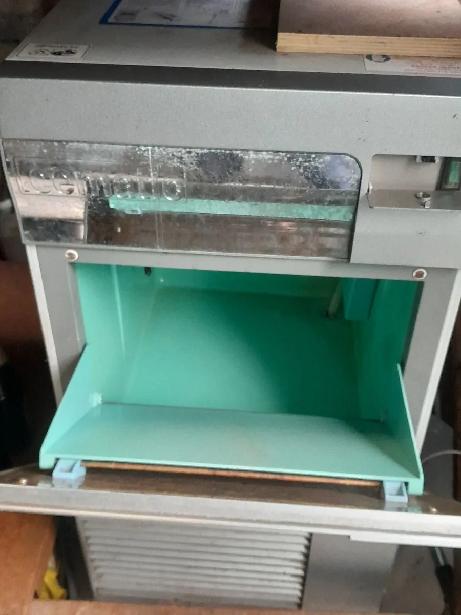 Bar counter and contents - Image 4