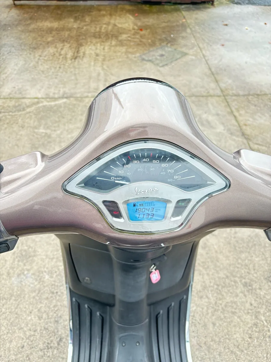 2014 Vespa primavera 50cc 2 stroke - Image 3