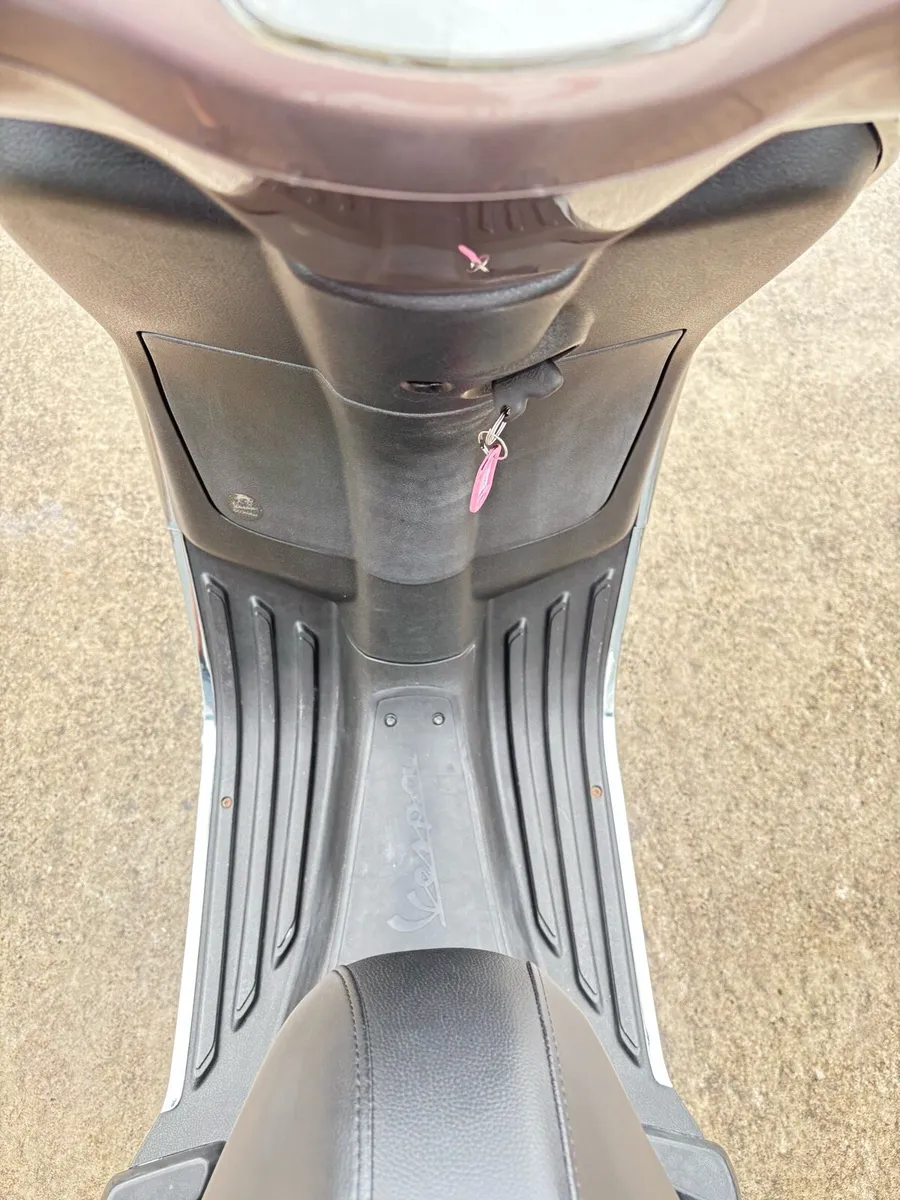 2014 Vespa primavera 50cc 2 stroke - Image 4