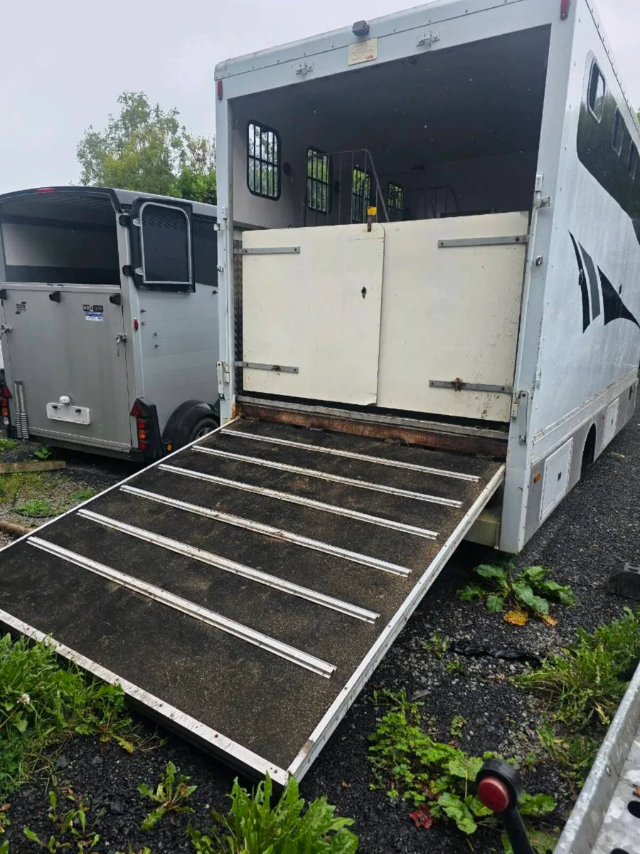 Iveco 4 horse with living - Image 3
