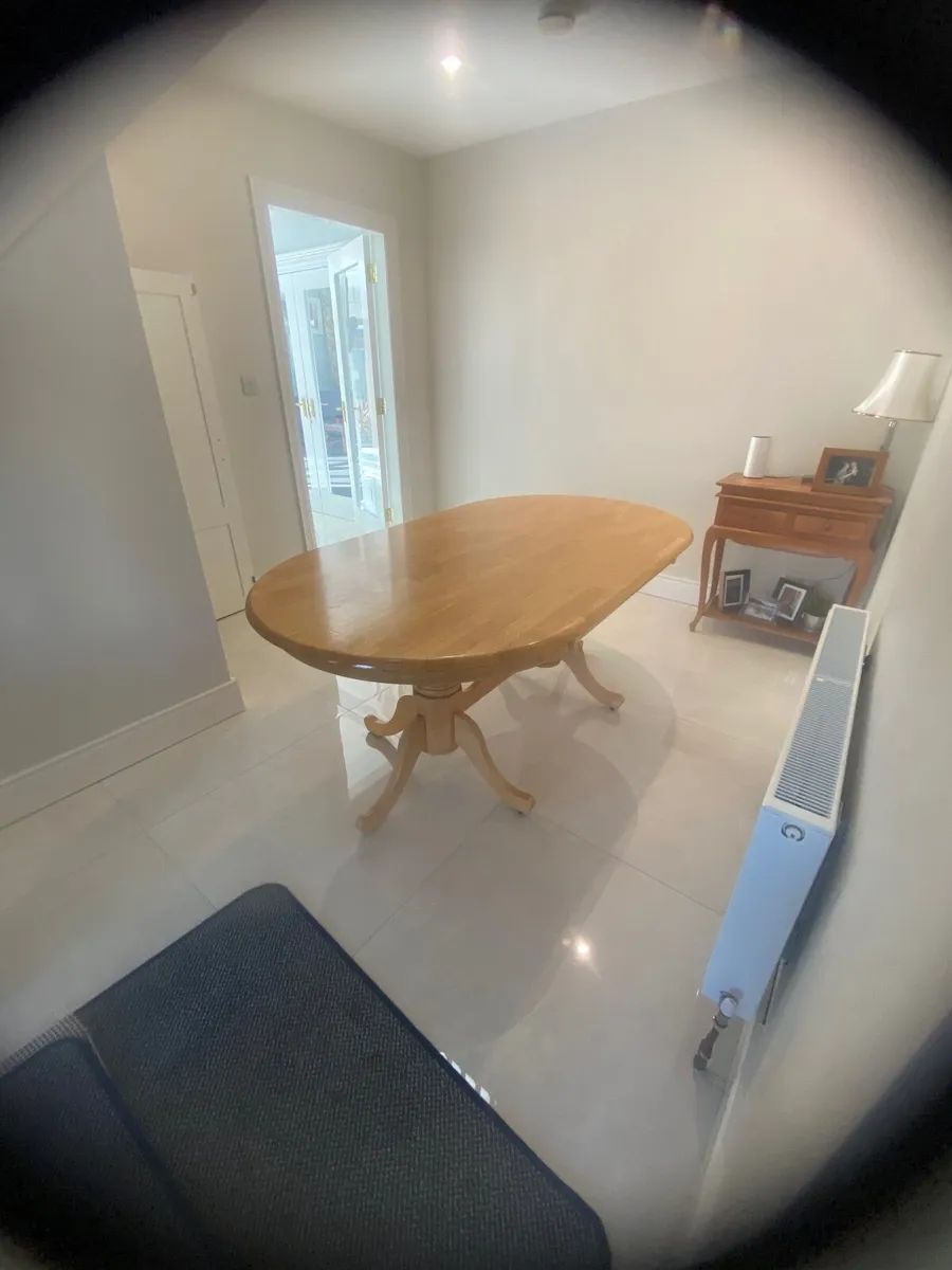 Kitchen table and chairs - Image 1
