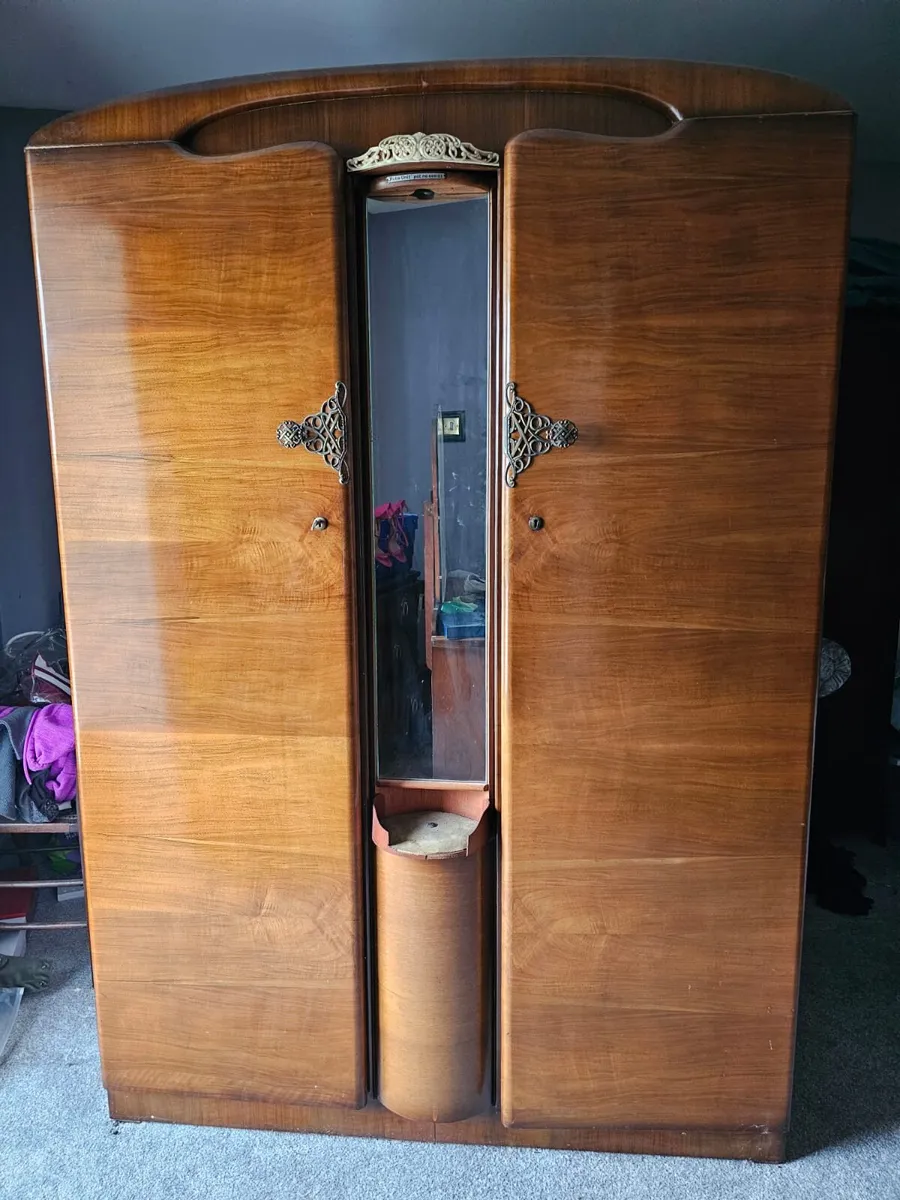 Wardrobes and dresser - Image 4