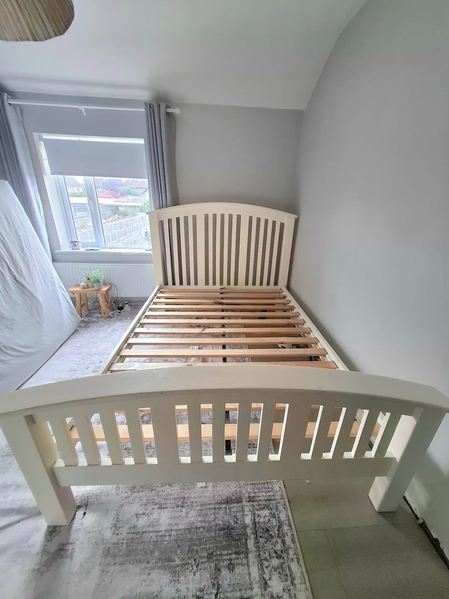 Double bed solid wood 4ft 6" - Image 1