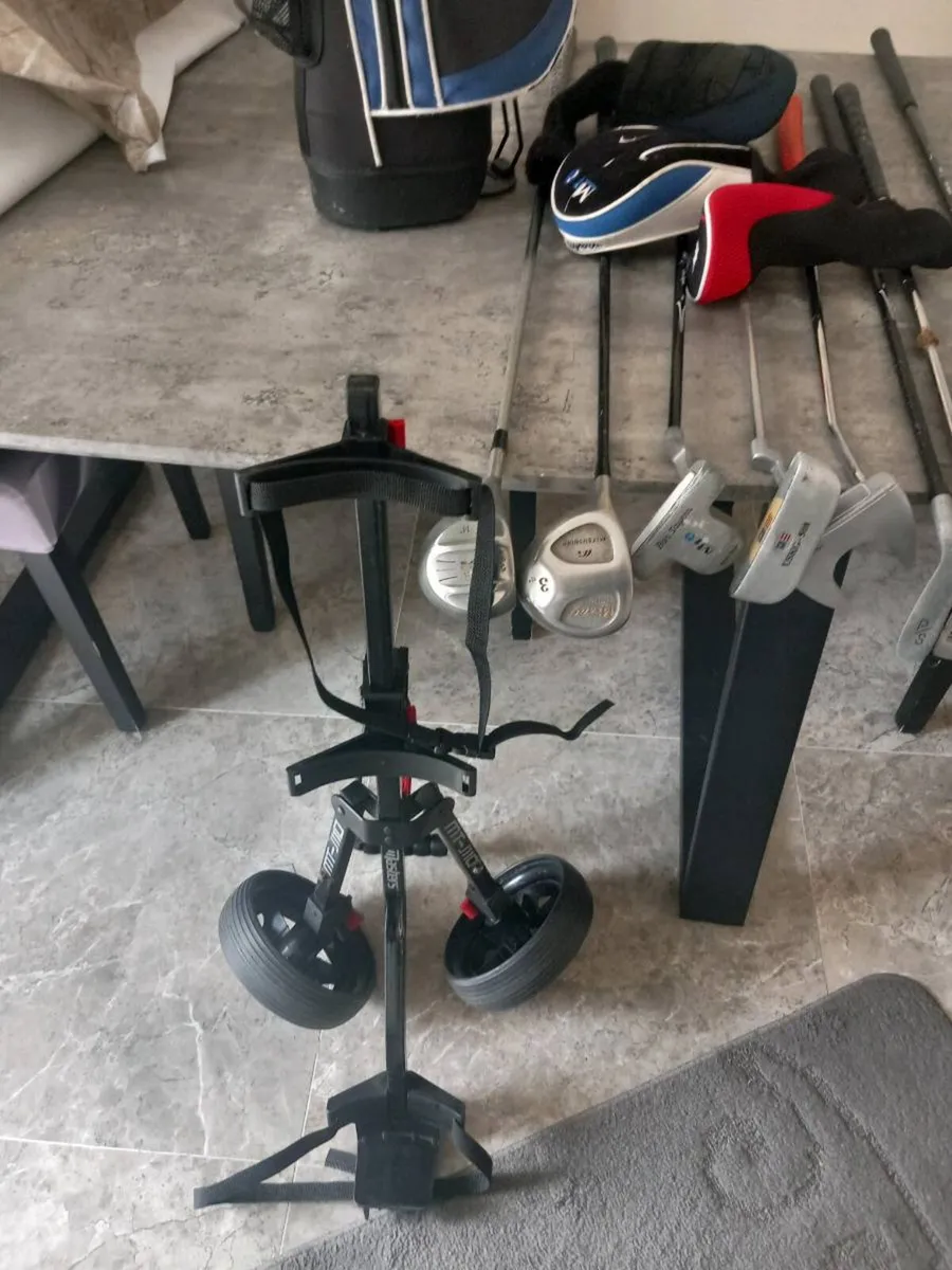 Kids golf clubs and bag and trolley - Image 2