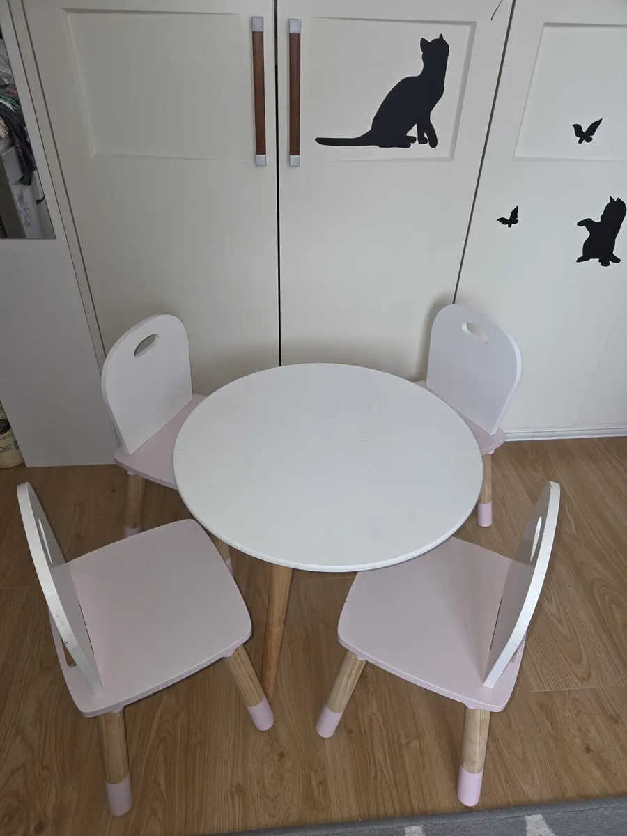 Kids table and 4 chairs - Image 1