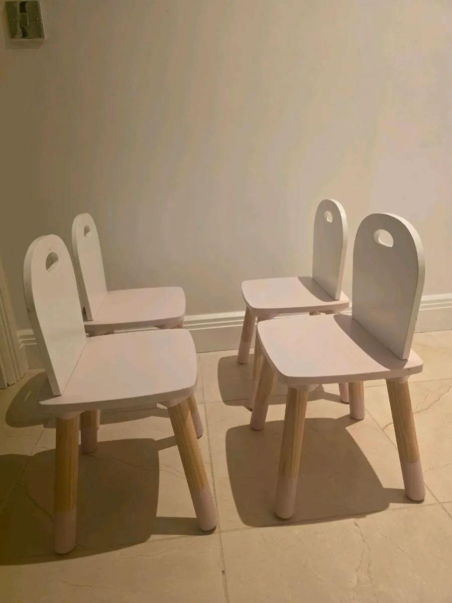 Kids table and 4 chairs - Image 2