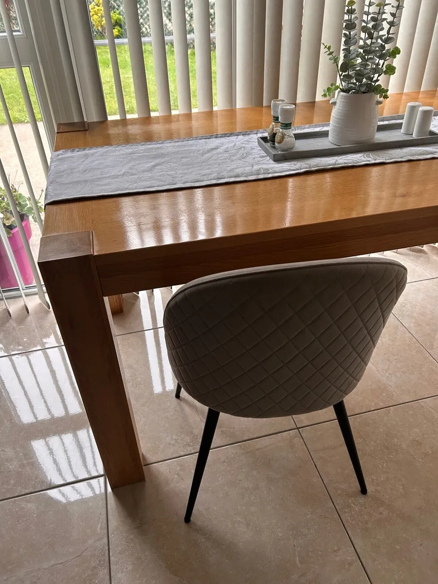 Table and chairs - Image 2
