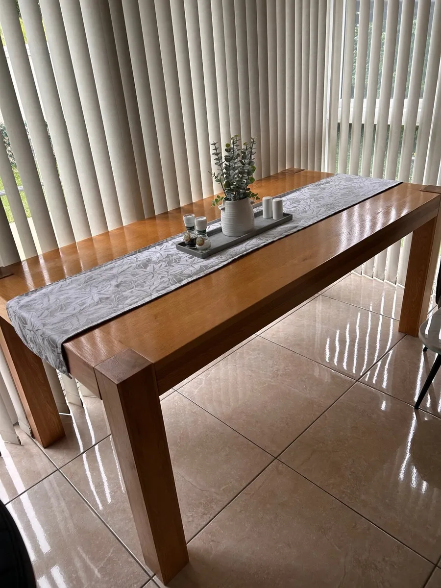 Table and chairs - Image 1