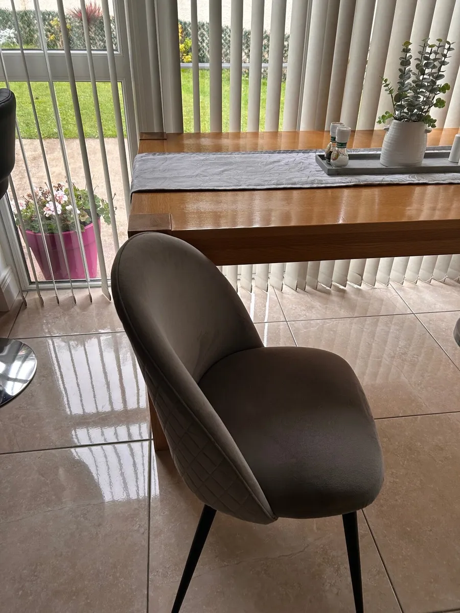Table and chairs - Image 3