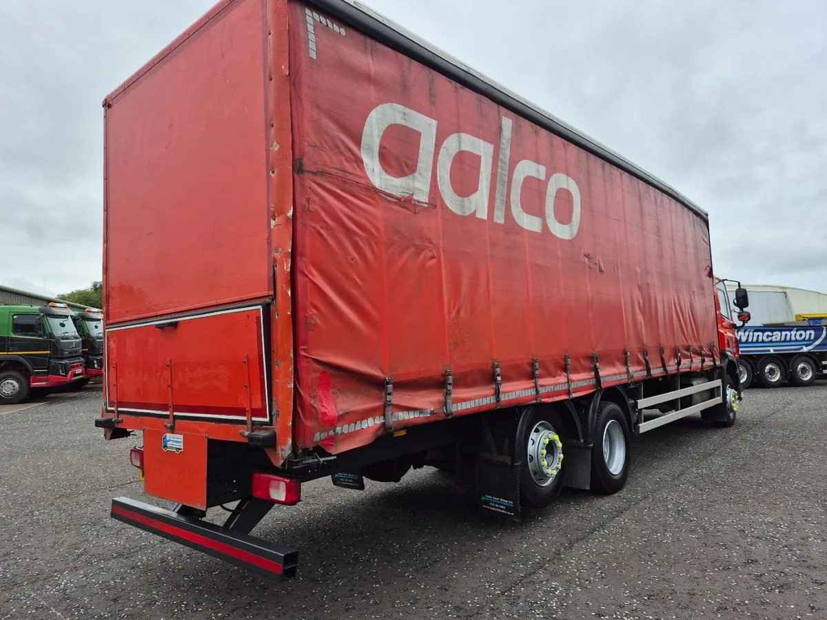 DAF CF 320 6x2 28ftx8ft high Tautliner - Image 4