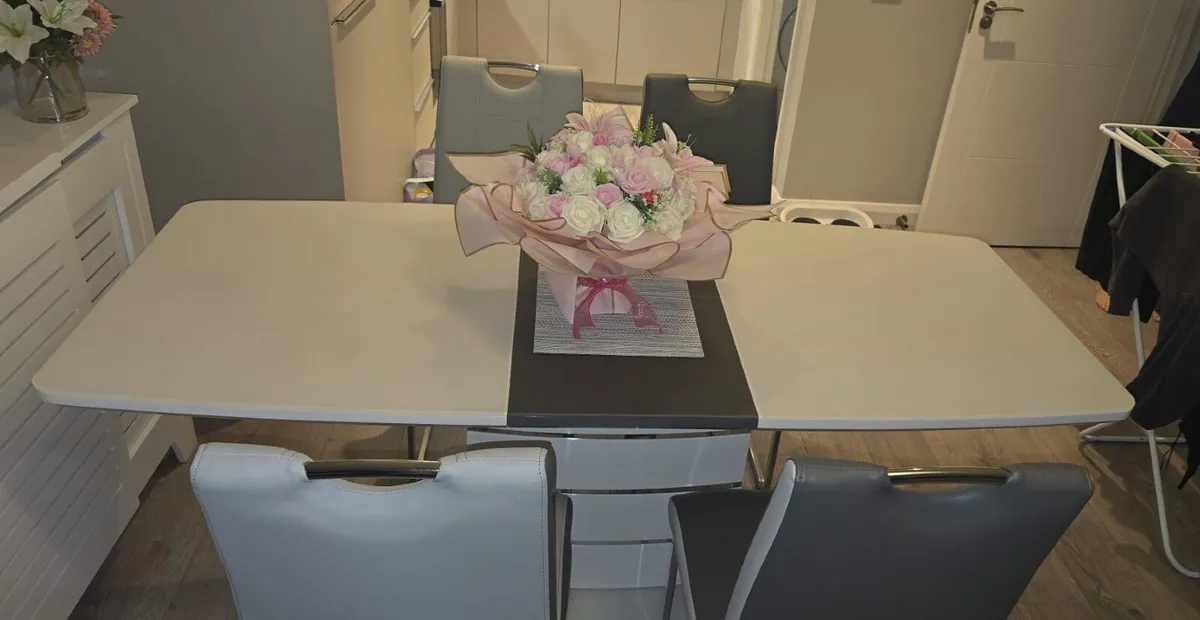 Extendable dining table - Image 2