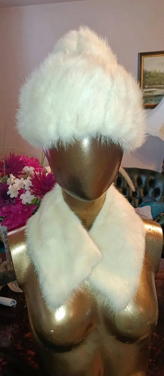 Elegant white fur hat and collar Edward Mann - Image 1