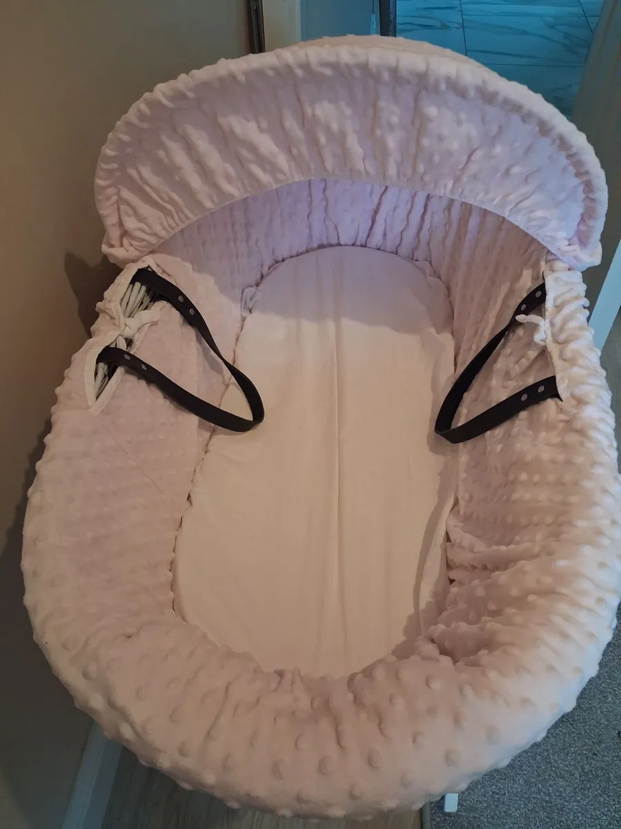 Moses basket and stand - Image 1