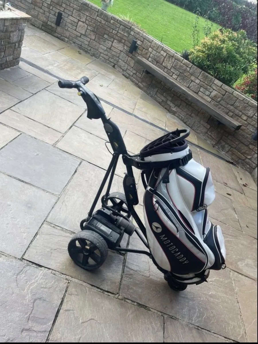 Electric trolley and golf bag - Image 1