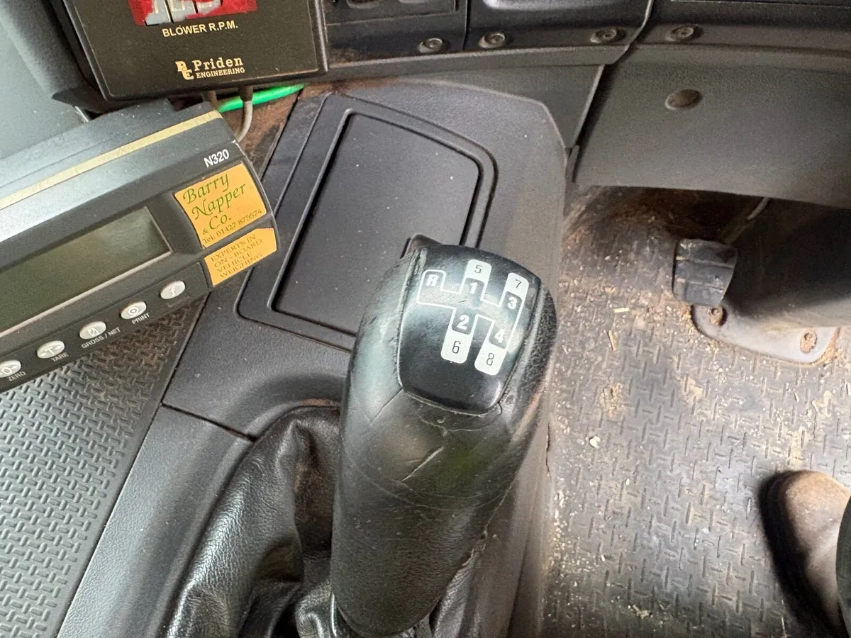 2009 Scania P310 6x2 Bulk Tipper - Image 2