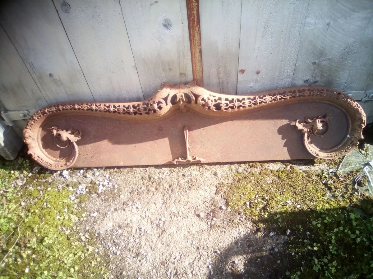 Serpentine original five foot cast iron fender - Image 1