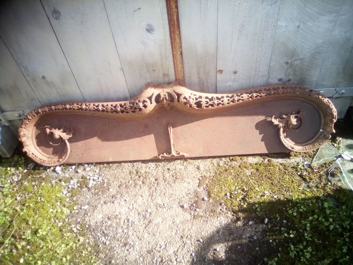 Serpentine original five foot cast iron fender - Image 2
