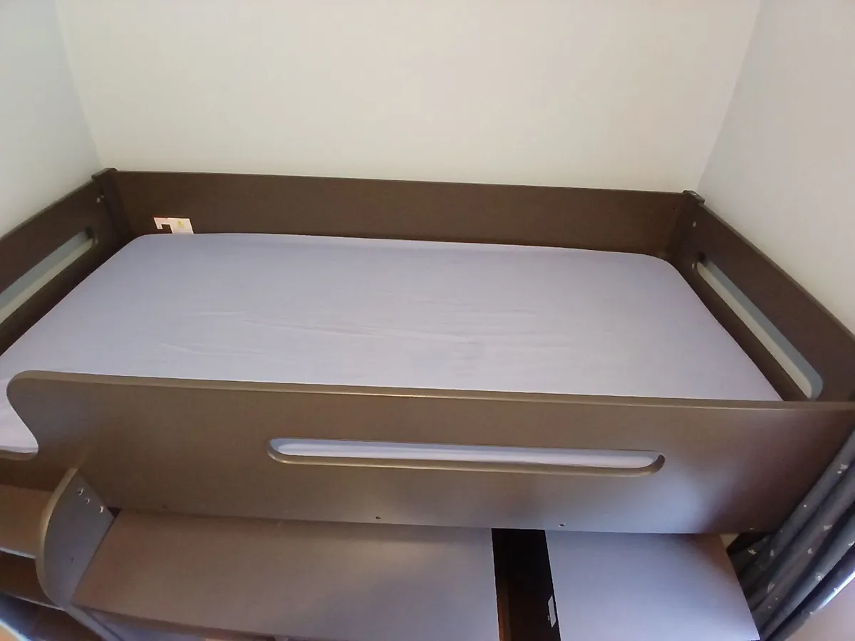 Bedroom furniture - Image 2