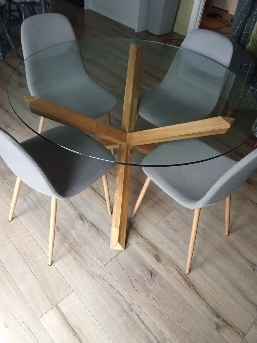 Table and chairs - Image 2