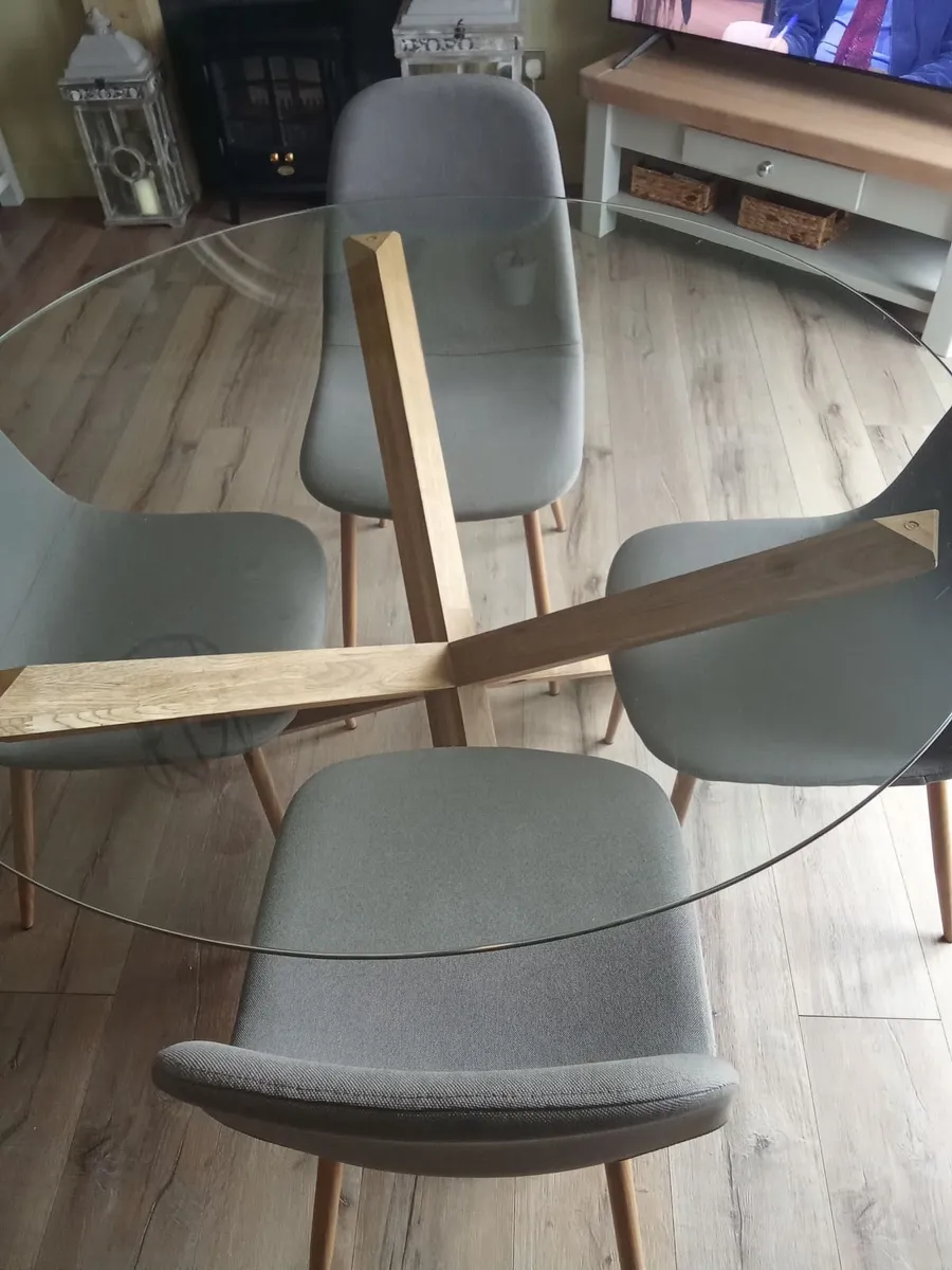 Table and chairs - Image 3