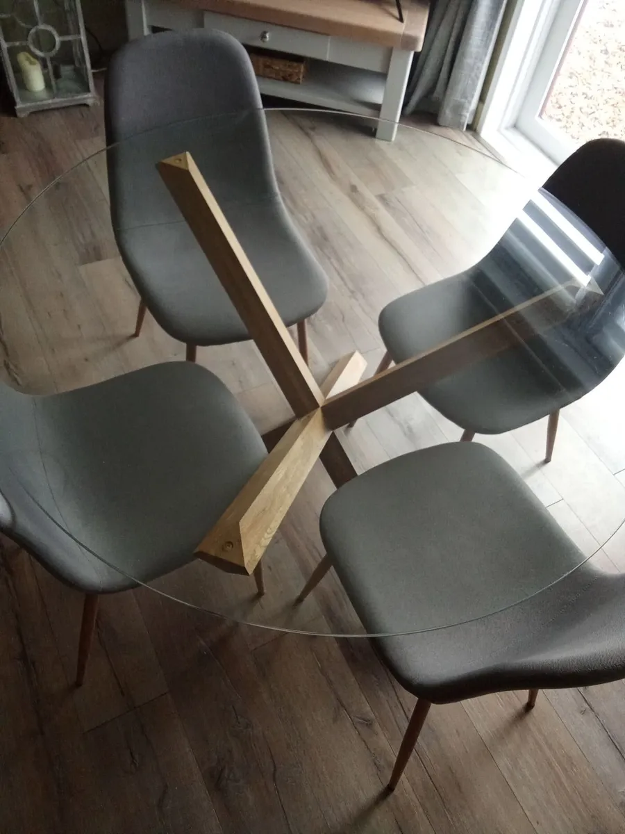 Table and chairs - Image 1