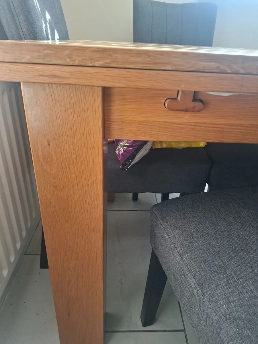 Table and chairs - Image 3