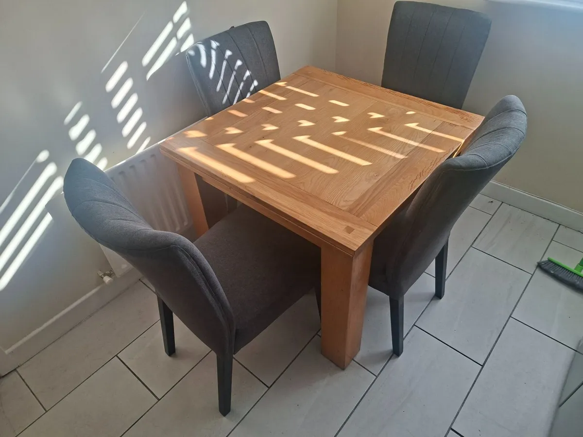Table and chairs - Image 1
