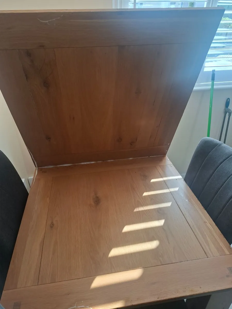 Table and chairs - Image 2