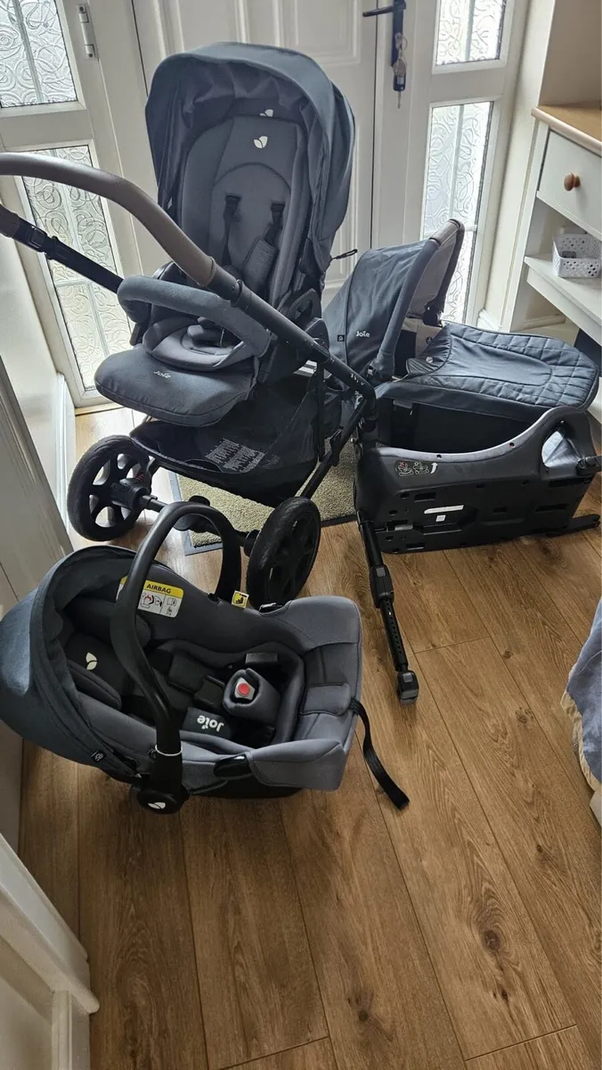 Joie 3 in1 travel system with isofix base