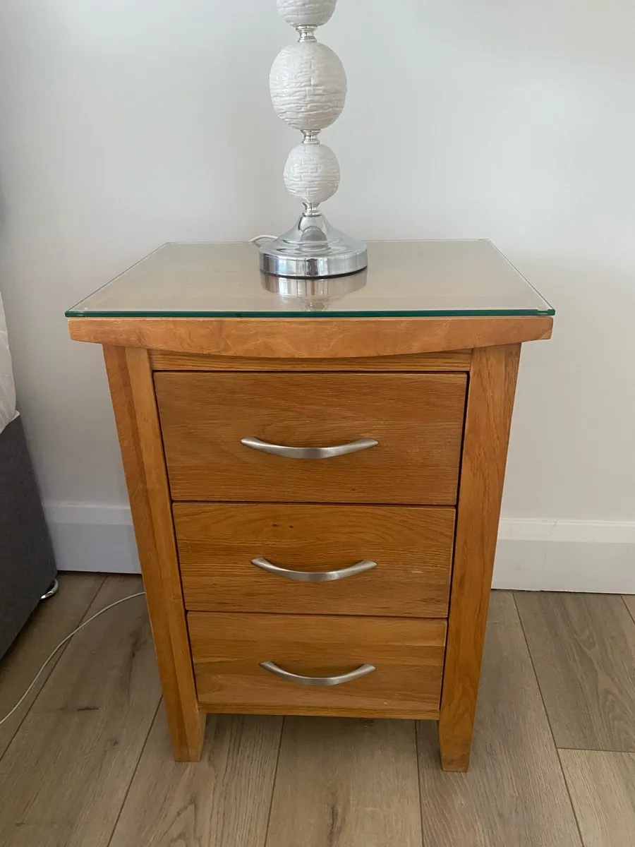 Oak bedside lockers - Image 2