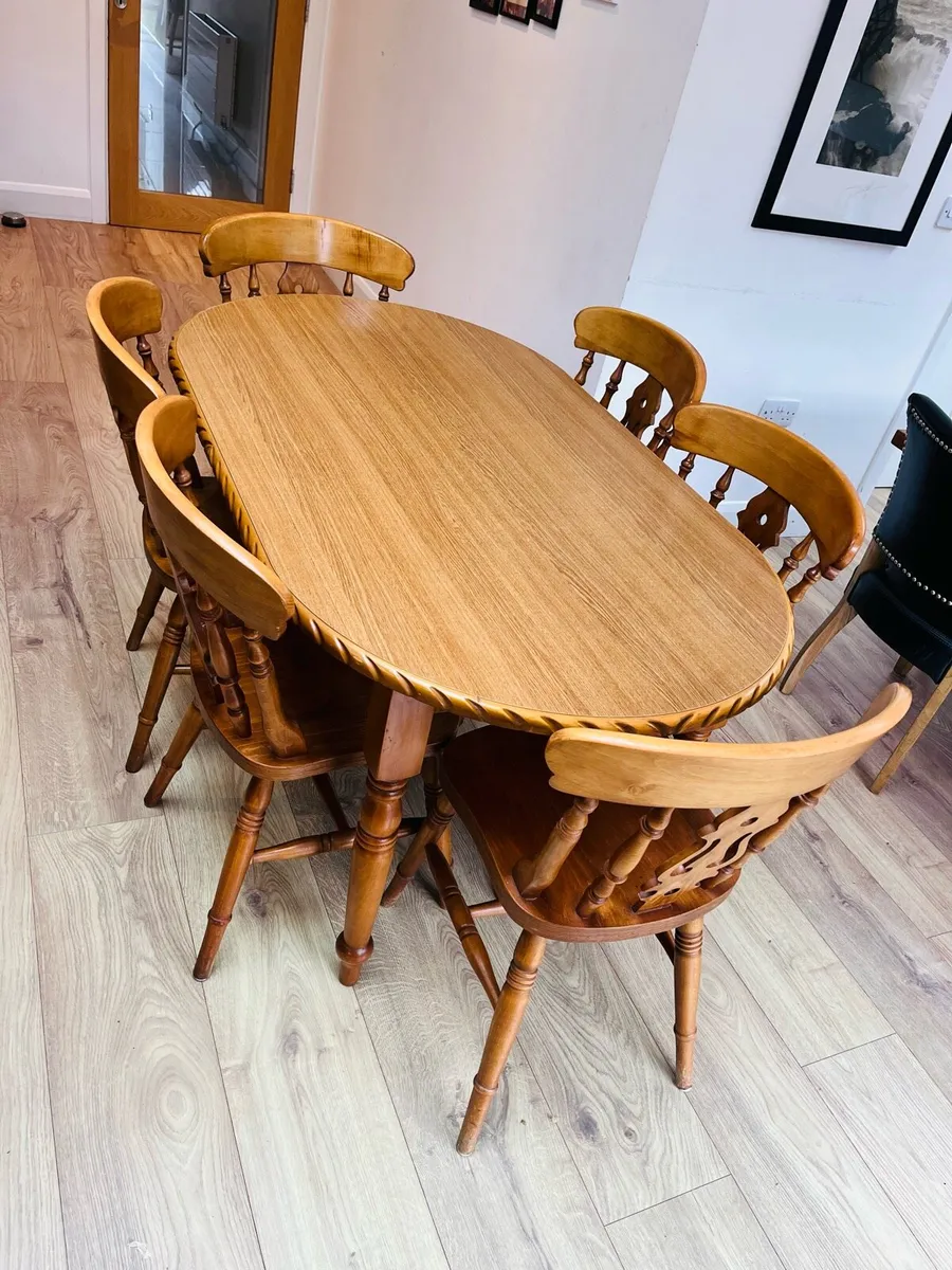 Table and chairs - Image 1