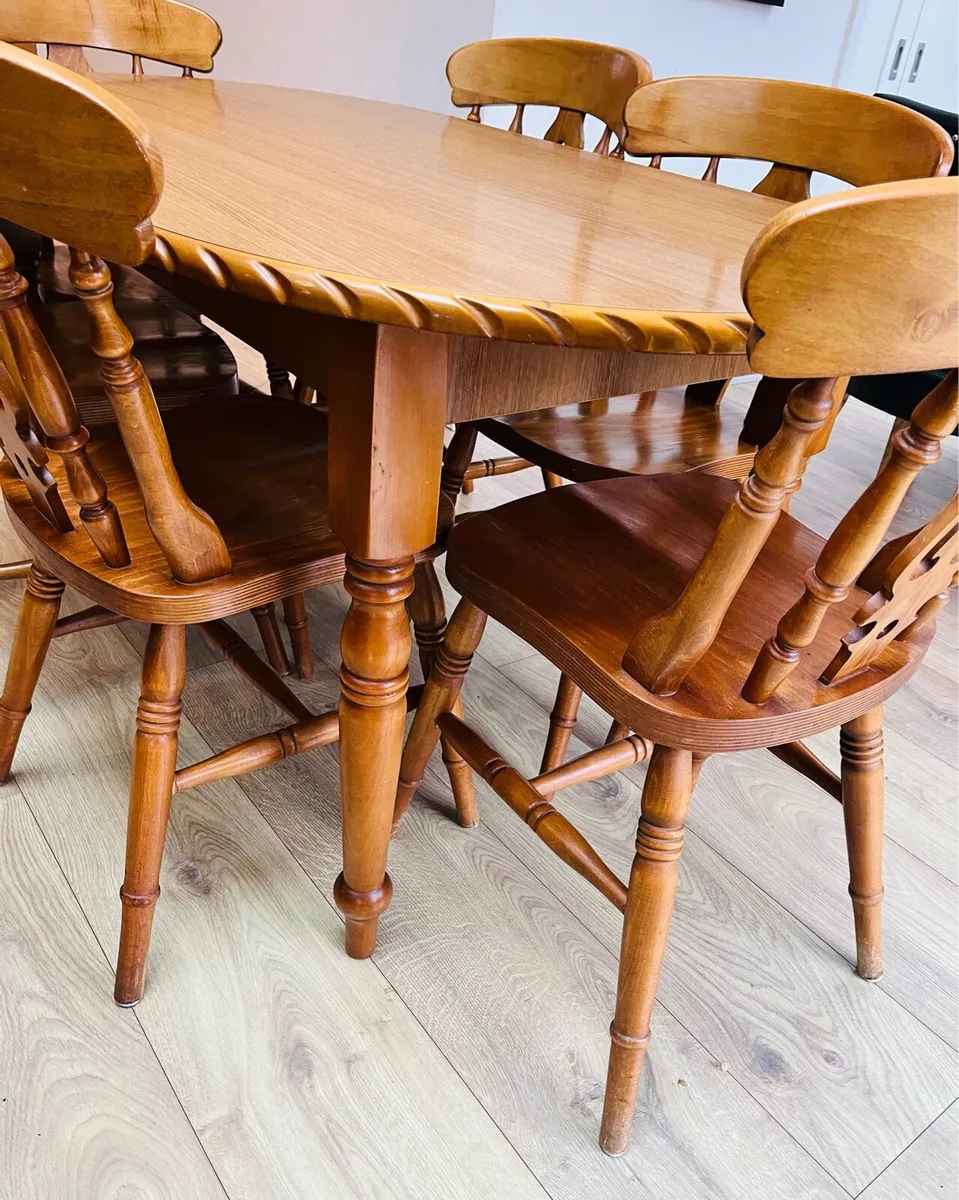 Table and chairs - Image 3