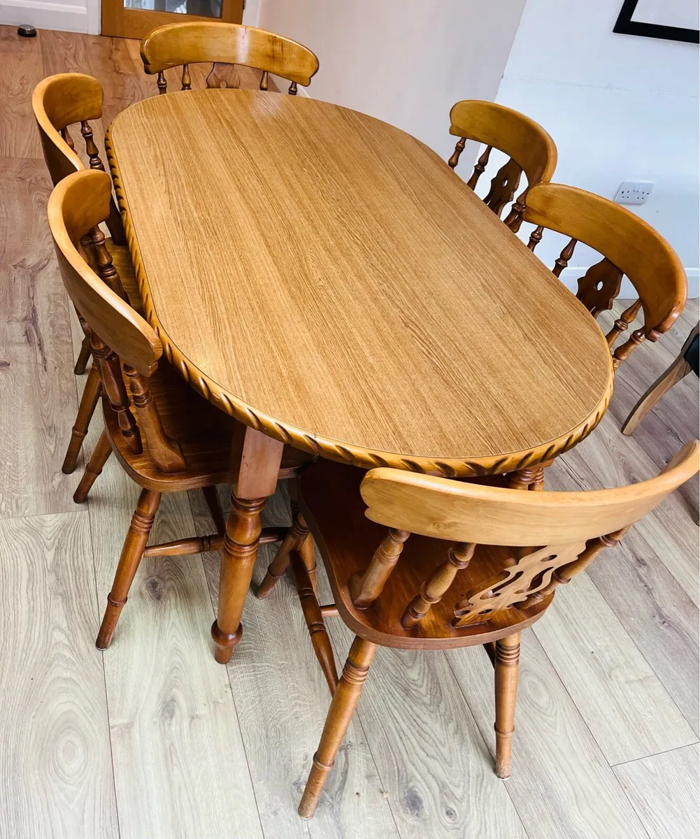Table and chairs - Image 4